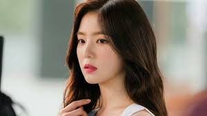 1 también tiene una hermana menor llamada evelyn. On Twitter Han So Hee Irene Shin Se Kyung And Shin Ryujin Are The Same Girl But In Different Fonts