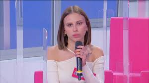 Nella sezione delle anticipazioni uomini e donne puoi scoprire cosa è successo durante la registrazione dell'ultima puntata, nell'attesa che la trasmissione vada in. Uomini E Donne Il Tronista Massimiliano Preso Da Eugenia Video Witty Tv