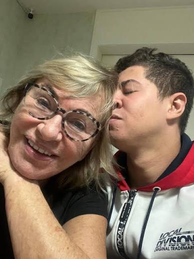CASALZÃO! @noeeeeesp assume namoro sério com a mãe da apresentadora Eliana e estão dando o que falar. Felicidades ao casal ❤️🙏🏻 (📸: @noeeeeesp)