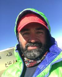 آقای حسام تهمتن زاده کوهنورد راهنمای کوهستان کازبک گرجستان و عضو تیم امداد  کوه که در روز حادثه جمعه کلکچال در مسیر قله کلکچال در تند باد گرفتار میشود  با تجربه های
