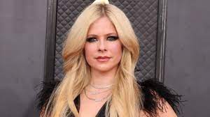 Extravagantná Avril Lavigne: Dve nevydarené manželstvá a... Za TOHTO sa ide  vydať?!