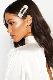 It's a 90s hairstyle with a modern twist; Square Large Pearl Hair Clip Pearl Hair Clip Clip Hairstyles Elegant Hairstyles
