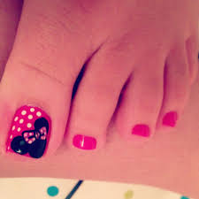 Para este diseño de 3 colores solo necesitaremos unas pequeñas cintas pegantes , como puedes ver solo tienes que colocar las cintas en la forma que dice la imagen y listo es muy sencillo. Pin By Gice On Invite Your Friends To Pin Disney Nails Mickey Nails Minnie Mouse Nails