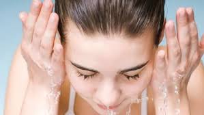 Selain itu, daun seledri juga dapat berfungsi untuk menghilangkan minyak pada muka. 21 Cara Menghilangkan Minyak Berlebih Di Wajah Secara Alami Dan Cepat Beauty Fimela Com