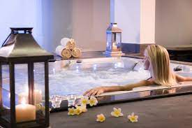 Im vordergrund eines romantikbades stehen. Die 10 Besten Hotels Mit Whirlpool Im Zimmer Inkl Karte 2021