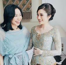 Kebaya kini juga mulai digandrungi wanita muda yang ingin terlihat anggun, meskipun hanya dikenakan saat ada acara formal saja. Cara Mudah Mendesain Dan Menjahit Kebaya Wanita Sesuai Bahan Kainnya