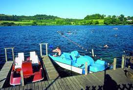 Located directly at the village of the same name and opposite the weinfelder maar, the schalkenmehrener maar is one of the three dauner maars and offers a wonderful backdrop for an extended walk or an extensive hike. Am Schalkenmehrener Maar Ist Segeln Schwimmen Angeln Sowie Bootfahren Mit Ruder Und Paddelbooten Erlaubt Foto Archiv Eifel Tourismus Gmbh