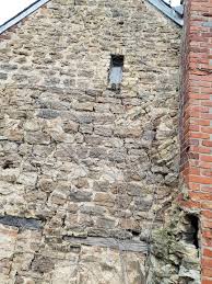 En plus d'être esthétique, solide, durable et indémodable, le mur de pierre naturelle peut s'harmoniser à de nombreux styles, il suffit de choisir la bonne pierre et la bonne couleur. Enduire Un Mur En Pierres Linternaute Com