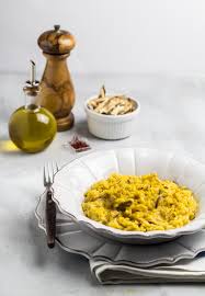 A 5 minuti dalla fine della cottura del riso, sciogliere la bustina di zafferano in un bicchiere d'acqua e aggiungerla in padella, quindi mescolare per omogeneizzare… Risotto Allo Zafferano Con Porcini Secchi Tacchi E Pentole