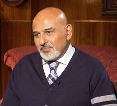 ولد في حي باب سريجة بالعاصمة دمشق لعائلة مكونة من تسعة أشقاء عمل في طفولته بأكثر من مهنة من بينها الحدادة والنجارة والديكور وفي مغسلة سيارات وفي الطباعة وهو في سن السابعة حتى في أيام العيد، بناء على طلب. Ø¬Ø±ÙŠØ¯Ø© Ø§Ù„Ø¨Ù„Ø§Ø¯ Ø£Ø³Ø±Ø§Ø± Ø¬Ù…Ø§Ù„ Ø³Ù„ÙŠÙ…Ø§Ù†