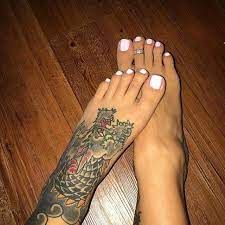Put toes in the toe spreaders so you don't smudge the wet polish. Exotic Foot Fantasy Ø¹Ù„Ù‰ ØªÙˆÙŠØªØ± I Love White Toenail Polish Do You Like Tattoos On Your Feetsies Https T Co J3ly8pjqqf ØªÙˆÙŠØªØ±