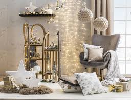 Mit Einem Mix Aus Goldenen Und Schwarzen Schmuckstucken Schaffen Sie In Ihrem Zuhause Ein Funkelndes Fe Weihnachten Dekoration Dekoration Weihnachtsdekoration