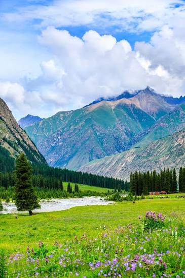 Xiata Scenic Area in #Xinjiang is a breathtaking masterpiece of #nature!  With its vast grasslands and majestic snow-capped mountains, it's like a  painting come to life. 🌿🗻