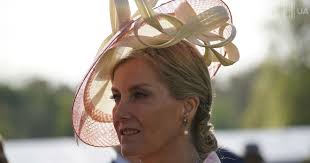 Трійнята, яких розлучили при народженні, випадково зустрілися