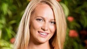 Leah Ring's Instagram, Twitter & Facebook