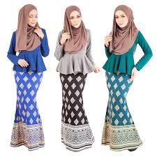 Seperti baju kain songket anak dengan berbagai kombinasi yang kini semakin banyak diminati. Fesyen Baju Kain Songket