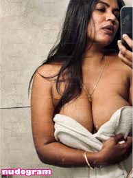 Reshma Rechu mirror shot