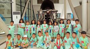 308 tk/ra, 292 sd/mi, 97 smp/mts, 56 sma/ma, 46 smk, 54 pt, dan 16 sekolah lain. Tk B Al Fath Belajar Tentang Alat Transportasi Alfath School