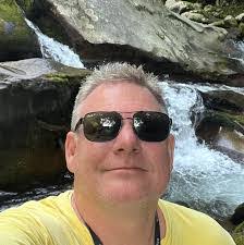 Lindsay Garrow's Instagram, Twitter & Facebook