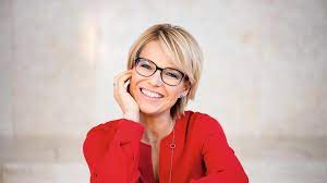 „zu hause, antwortet sie auf die frage, wo sie heute die erste neue hessenschau schauen wird. Andrea Ballschuh Hr Fernsehen De Moderation