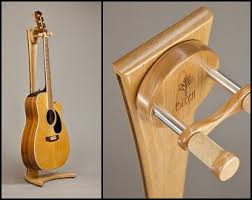 articles similaires a guitare tabouret guitare stand fait sur commande sur etsy etsy guitare mobilier de salon