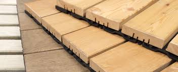 Oft werden holzfliesen zur verschönerung des balkons bzw. Trendsetter Holzfliesen Auf Balkon Und Terrasse Zuhause Bei Sam