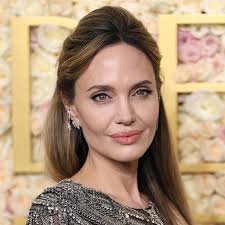 Demi Moore mintha direkt ignorálta volna Kylie Jennert a Golden  Globe-gálán: videón a kínos eset