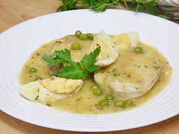 Añadimos el vaso de vino blanco y el fumet y dejamos cocer a fuego medio hasta que espese la salsa, añadimos los guisantes y el perejil bien picado. Merluza En Salsa Verde Receta Facil Mis Cosillas De Cocina