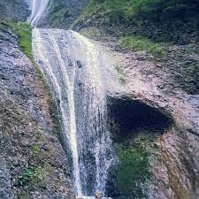 Vom continua lista reportajelor din paginile jurnalului spiritual cu reliefarea unui monument al naturii, care va dăinui în istoria peisagisticii româneşti. Cascada Duruitoarea Forest In Durau