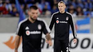 Berkay yuvakuran, beşiktaş'ta kalecilik yapan utku yuvakuran'ın kardeşidir. Besiktas Tan Kaleci Transferi Utku Yuvakuran Besiktas Ta