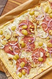 Flammkuchen Mit Ziegenkase Salami Und Trauben Rezept Flammkuchen Ziegenkase Rezepte Flammkuchen