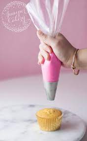 Craftsy Com Express Your Creativity Cupcake Piping Creative Cake Decorating Frosting Techniques