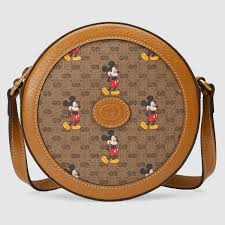 Compact and sporty, with a. Beige Disney X Gucci Round Shoulder Bag Gucci Us Taschen Schicke Taschen Gucci