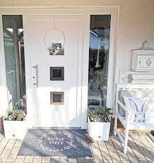 Warna pintu biru langit ini sangat cocok dipadukan dengan warna dinding putih. Inspirasi Dekorasi Rumah Warna Putih Sederhana Nan Instagramable