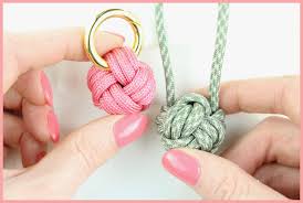Oder machen sie ihre tasche schöner mit einem eyecatching schlüsselanhänger. Schlusselanhanger Knoten Aus Paracord Frau Friemel