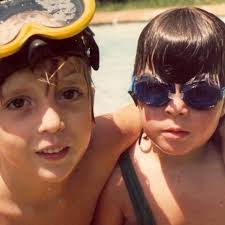 Viva minha irmã Barbara, parceira de mil aventuras debaixo d'água e aqui  fora também, roteirista pianista tradutora e dramaturga brilhante em tudo o  que faz, e generosa tambem, minha irmã é impecável,