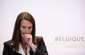 Directe aanleiding is de recente toename van het aantal vastgestelde besmettingen. Bizar Moment Tijdens Persconferentie Wilmes Kritische Journalist Stelt Vragen Over Complotten De Morgen