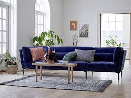 Coin de détente d'esprit bohème chic équipé d'un canapé bleu paon. Canape En Velours Bleu Avec Quelle Deco L Associer Joli Place