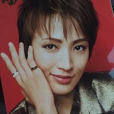 歌劇 買いました 買うのは中学生の時ぶり 当たり前ですが値上げ感はんぱない 笑 ファントムの舞台写真がたくさんあって目の保養 望海風斗 雪組 yooying takarazuka stars