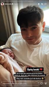 Jan Dąbrowski z nowo narodzoną córką. "Mała kopia taty". Widzicie  podobieństwo? [FOTO] :: RMF FM