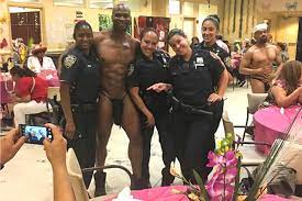 Identifican policías dominicanas que posaron con hombre desnudo en Alto  Manhattan 