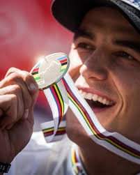 Antes de la gran final, @nschurter abre las puertas de su garaje secreto,  donde duermen las bicicletas que lo llevaron a la gloria, algunas de las  cuales aún llevan la suciedad de