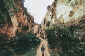 Tentunya wisata alam gunung menyuguhkan pemandangan alam dari ketinggian yang indah dan memanjakan mata. Bukit Kapur Arosbaya Surga Tersembunyi Di Madura Reservasi Travel Blog