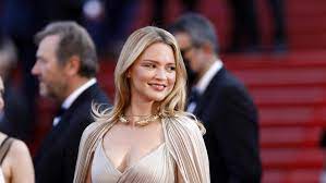 Virginie efira est une actrice, producteur associé belge. Virginie Efira In Cannes At 15 The Heroines Of Verhoeven Were A Very Organic Example Archynewsy