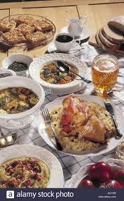 Russen essen traditionell viele kräuter, wie beispielsweise petersilie, koriander und sauerampfer, aber die allgegenwart von dill in der russischen küche ist legendär. Tisch Lebensmittel Deutsche Kuche Essen Essen Fleisch Eisbein Sauerkraut Purierte Erbsen Pichelsteiner Eintopf Bienenstich Butterkuchen Lebensmittel Teller Lebensmittel Essen Bier Bierkrug Bierglas Typisch Fur Land Deutsch Deutsch