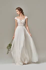 Der richtige schnitt für ein hochzeitskleid. Gefunden Bei Happy Brautmoden Brautkleid Elegant Elegantes Brautkleid Anna Kara Spitze Spitzenkleid Edel Hochzeitskleid Elegant Brautmode Hochzeitskleid