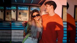 Noah, 19, added to awesomenesstv: Why Dixie D Amelio Wanted To Keep Her Relationship With Noah Beck Quiet