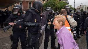 L'1 d'octubre ja s'acosta i a causa de la censura i la persecució de drets democràtics fonamentals com són la llibertat d'expressió (tancament de pàgines web, requises de cartells.) i la llibertat de correspondència. Beyond The Yes And No Of Catalonia S Independence Referendum Global Voices