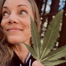 Um pouco de leveza entre esses dias escuros. Grato que a cannabis é legal  aqui em Nova York onde estão hospedados temporariamente. 💚  cannabisismedicina ❤️ 🩹❤️ 🩹❤️ 🩹❤️ 🩹