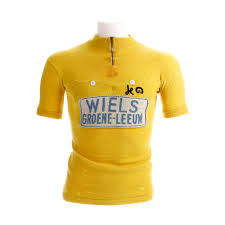 Il est remis au leader du classement général (on additionne les temps réalisés sur chaque étape). Maillot Jaune Wikipedia